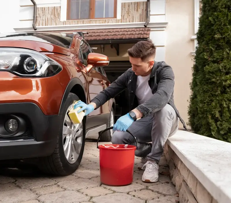 Lavage auto à domicile Mesnil-Saint-Père : professionnel intervenant sur un véhicule